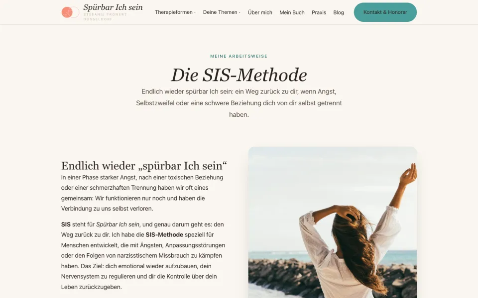Seite Die SIS-Methode am Desktop mit kursiver Überschrift, dem Abschnitt Endlich wieder spürbar Ich sein und einem Foto einer Frau am Meer, Screenshot vom 17.10.2026