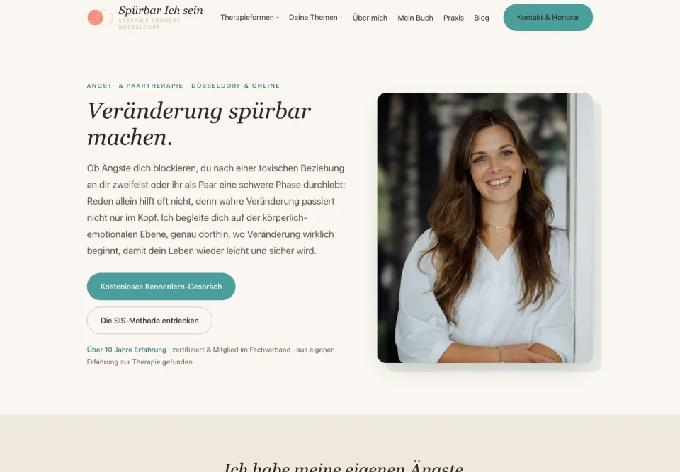 Startseite von Spürbar Ich sein am Desktop: links die kursive Überschrift Veränderung spürbar machen mit den Knöpfen Kostenloses Kennenlern-Gespräch und Die SIS-Methode entdecken, rechts ein Porträt der Inhaberin, Screenshot vom 17.10.2026