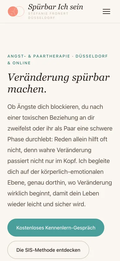 Dieselbe Startseite auf dem Handy mit Logo, Überschrift, Einleitung und dem türkisfarbenen Knopf Kostenloses Kennenlern-Gespräch, Screenshot vom 17.10.2026