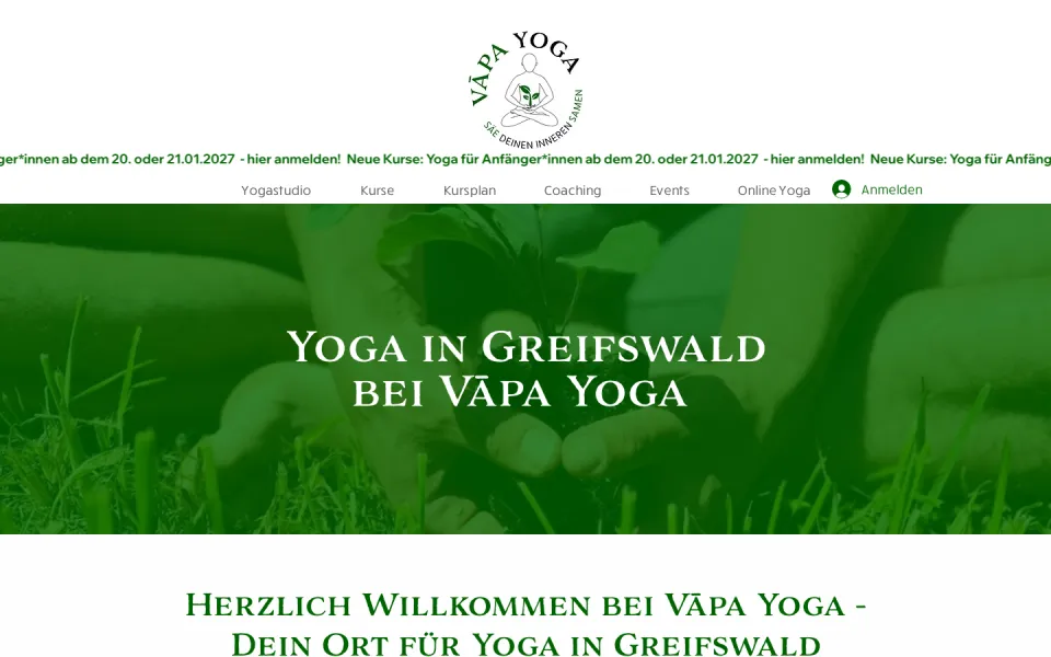 Startseite von Vāpa Yoga am Desktop: rundes Logo mit dem Leitsatz Säe deinen inneren Samen, ein grünes Laufband mit Kursterminen, Menü und ein grün getöntes Startbild mit der Überschrift Yoga in Greifswald bei Vāpa Yoga, Screenshot vom 17.10.2026