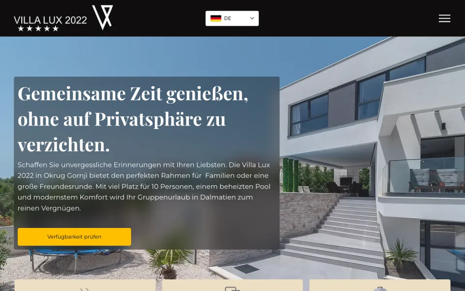 Seite Familienurlaub am Desktop mit der Überschrift Gemeinsame Zeit genießen, ohne auf Privatsphäre zu verzichten vor der hellen Fassade der Villa, Screenshot vom 17.10.2026