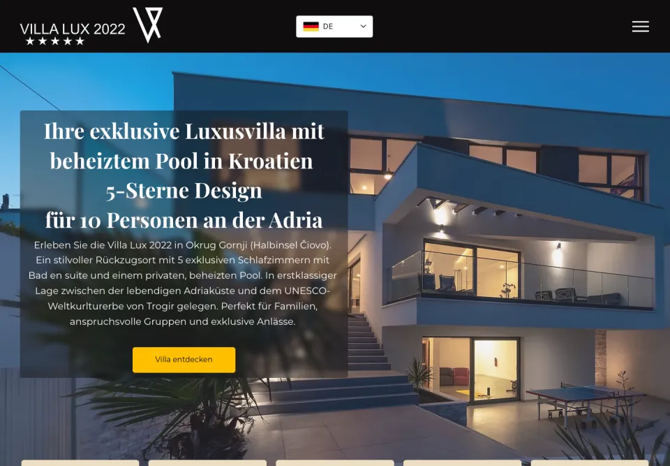 Startseite von Villa Lux 2022 am Desktop: die beleuchtete Villa am Abend, davor ein halbtransparenter Kasten mit der Überschrift Ihre exklusive Luxusvilla mit beheiztem Pool in Kroatien und dem gelben Knopf Villa entdecken, darunter fünf helle Faktenkacheln, Screenshot vom 17.10.2026