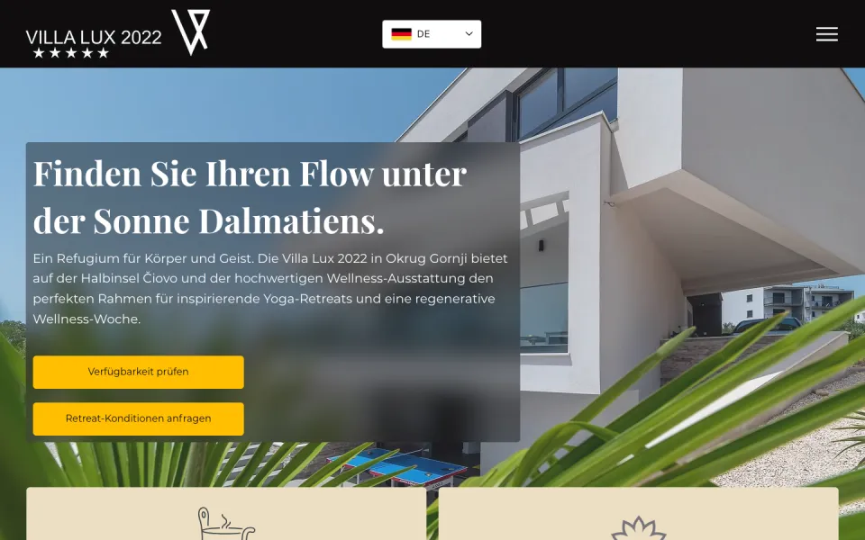 Seite Retreats, Yoga & Wellness am Desktop mit der Überschrift Finden Sie Ihren Flow unter der Sonne Dalmatiens neben Palmen und Terrassen, Screenshot vom 17.10.2026