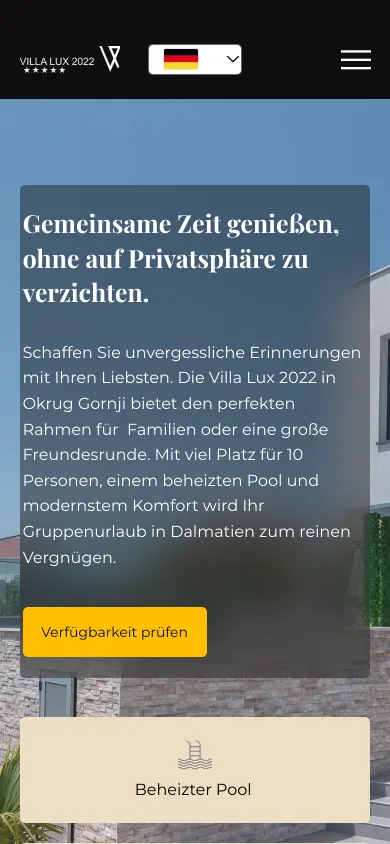 Seite Familienurlaub auf dem Handy mit Überschrift, Text, dem gelben Knopf Verfügbarkeit prüfen und der Kachel Beheizter Pool, Screenshot vom 17.10.2026