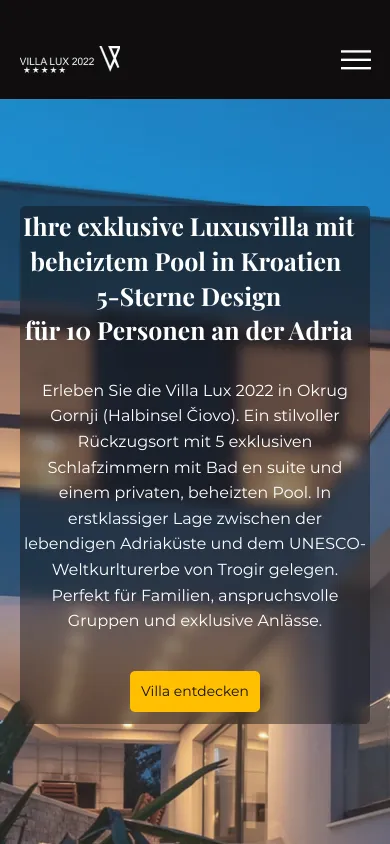 Dieselbe Startseite auf dem Handy mit schwarzer Kopfzeile, Sprachwahl und dem Textkasten über dem Foto der Villa, Screenshot vom 17.10.2026