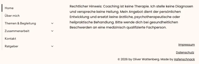Ausschnitt aus dem Fußbereich von wattenberg.com: links das Menü, rechts der rechtliche Hinweis Coaching ist keine Therapie, darunter Impressum, Datenschutz und Made by Hafenschnack, Screenshot vom 17.10.2026
