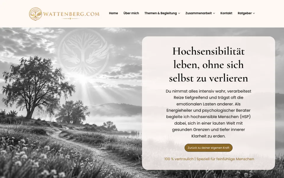 Themenseite Hochsensibilität am Desktop: Schwarzweißfoto eines Baums in einer Wiese, davor ein heller Kasten mit der Überschrift Hochsensibilität leben, ohne sich selbst zu verlieren und einem goldbraunen Knopf, Screenshot vom 17.10.2026