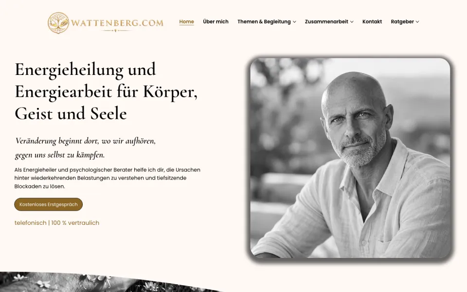 Startseite von wattenberg.com am Desktop: links die Überschrift Energieheilung und Energiearbeit für Körper, Geist und Seele mit dem goldbraunen Knopf Kostenloses Erstgespräch, rechts ein schwarzweißes Porträt von Oliver Wattenberg, Screenshot vom 17.10.2026