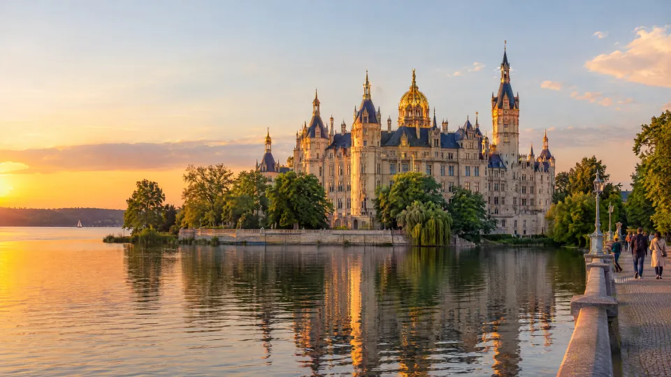 Schweriner Schloss auf seiner Insel im Schweriner See bei Sonnenuntergang