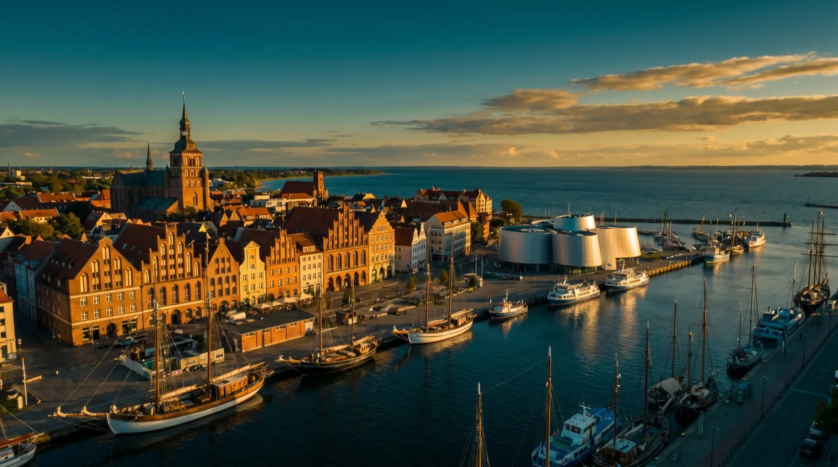 Stralsund am Strelasund: die Backsteingotik der UNESCO-Altstadt, das Ozeaneum am Hafen und die Rügenbrücke als Tor zur Insel Rügen
