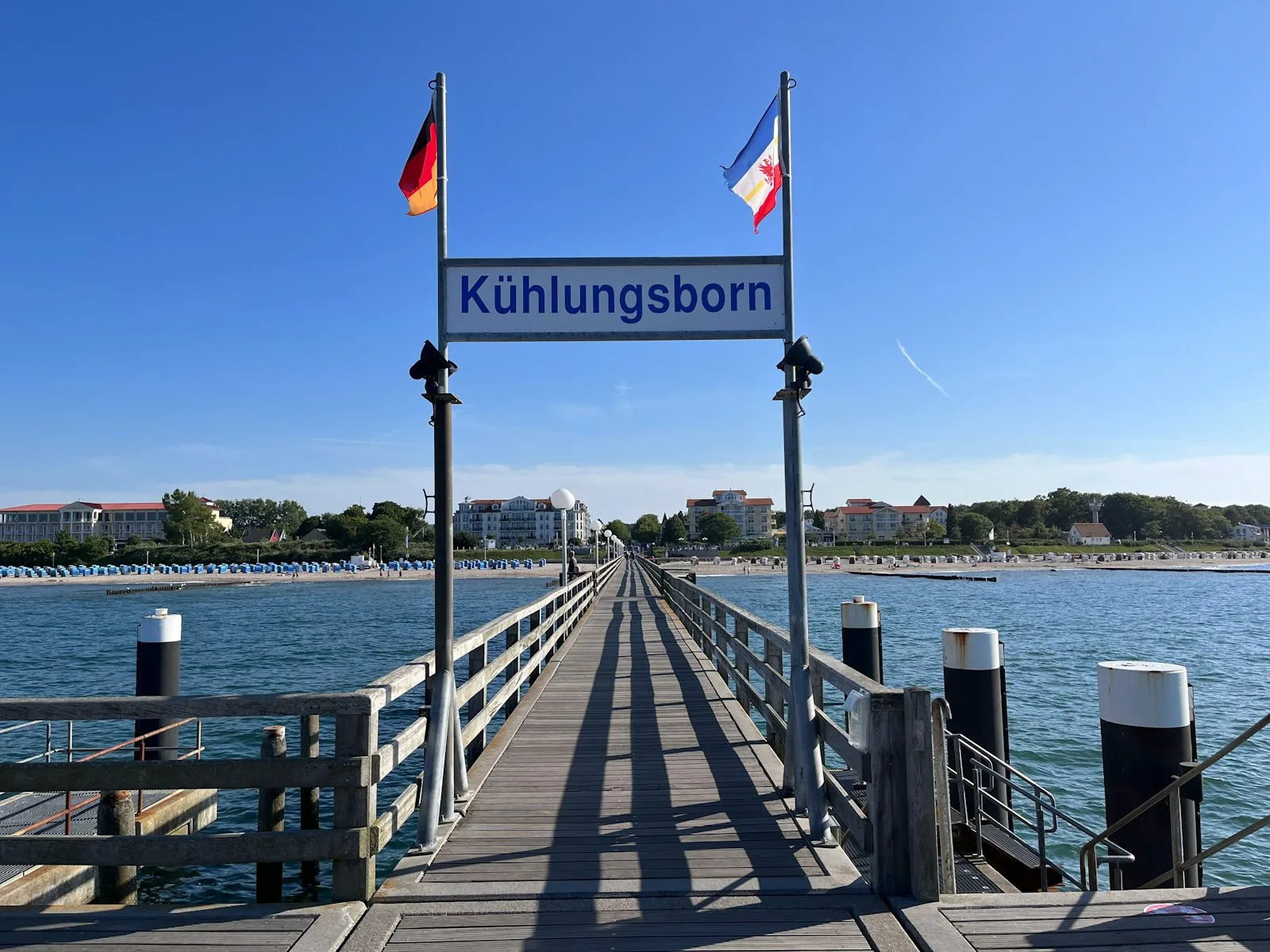 Seebrücke Kühlungsborn mit Blick auf Strandkörbe und die Bäderarchitektur an der Mecklenburger Ostseeküste