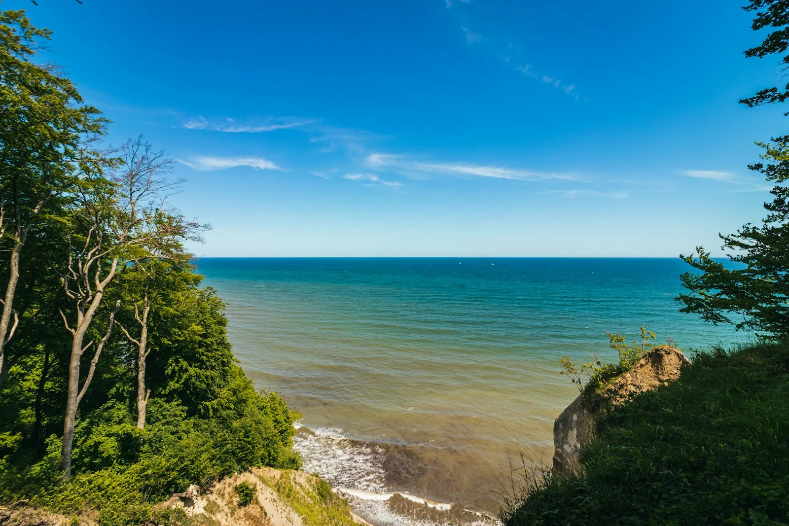 Blick von den Kreidefelsen im Nationalpark Jasmund auf Rügen über die Ostsee