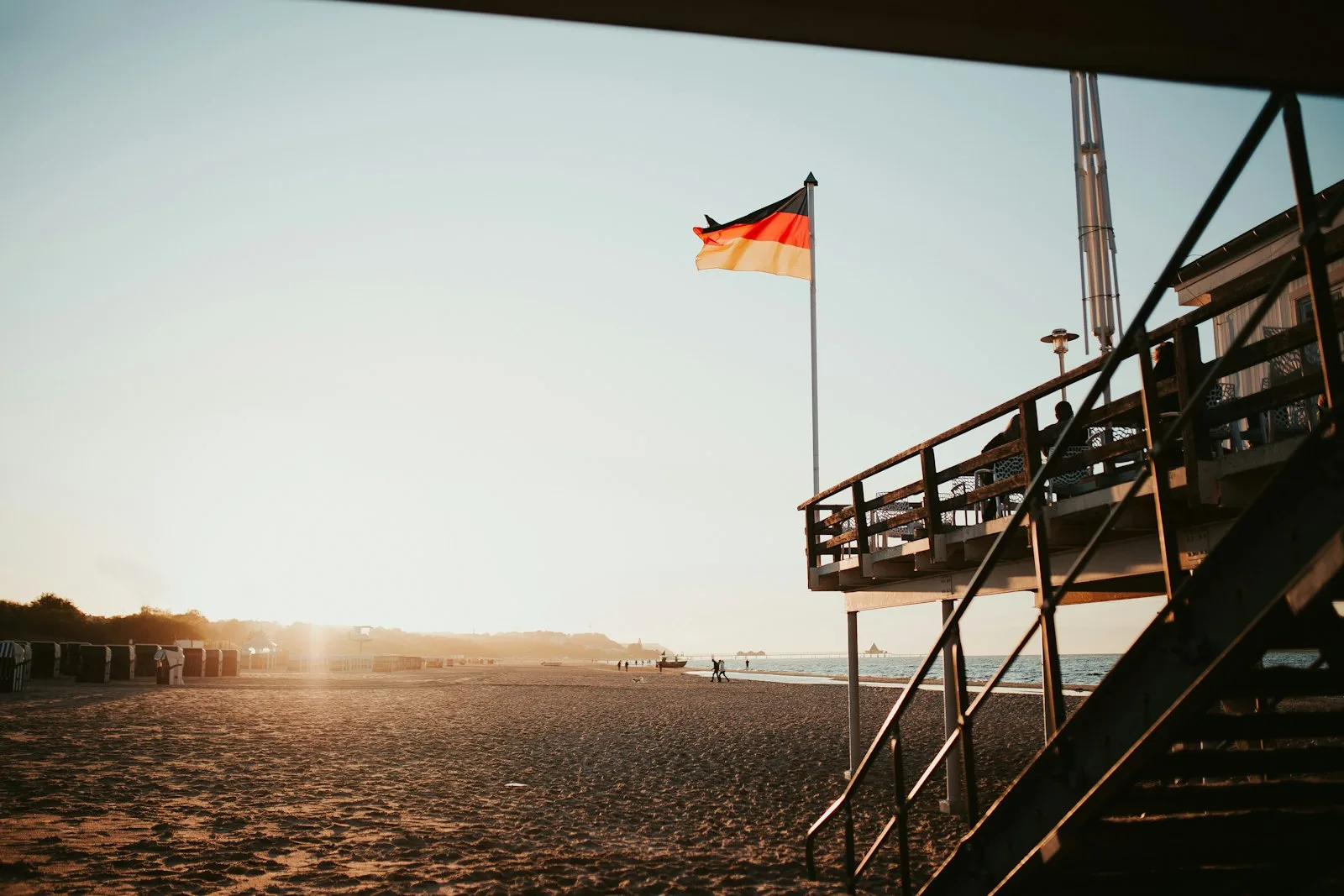 Seebrücke und Strandkörbe am Ostseestrand auf Usedom im Abendlicht